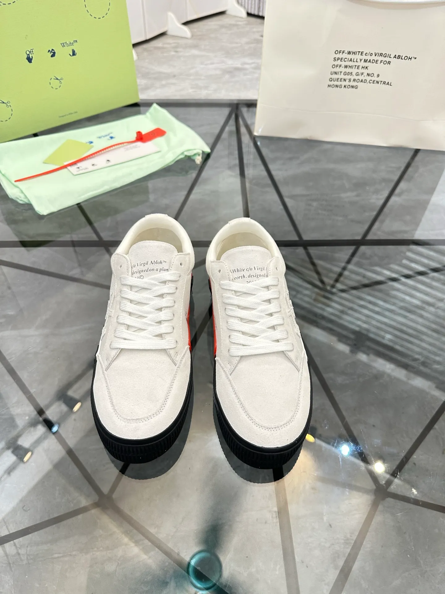 Selling men's shoes 💰: 💰P440¥ Product trademark: OFF WHITE * "OFF WHITE*" low-top casual shoes Regular size: 35-45 (can be customized to 46) Couple style Product materials: imported nubuck leather upper spliced ​​with original fabric, breathable lining, original outsole. No.: H203